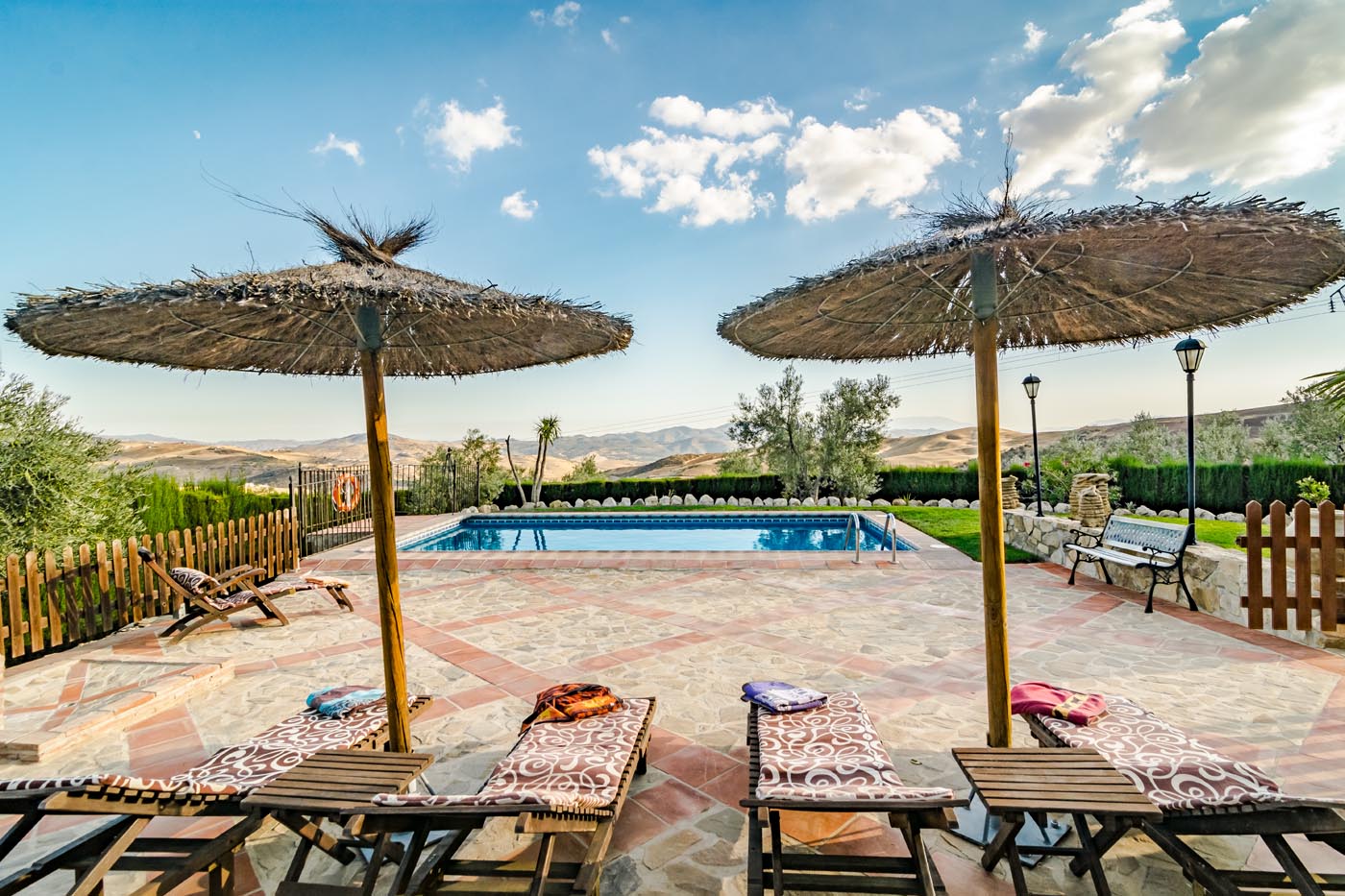 El área de la piscina tiene luces nocturnas.