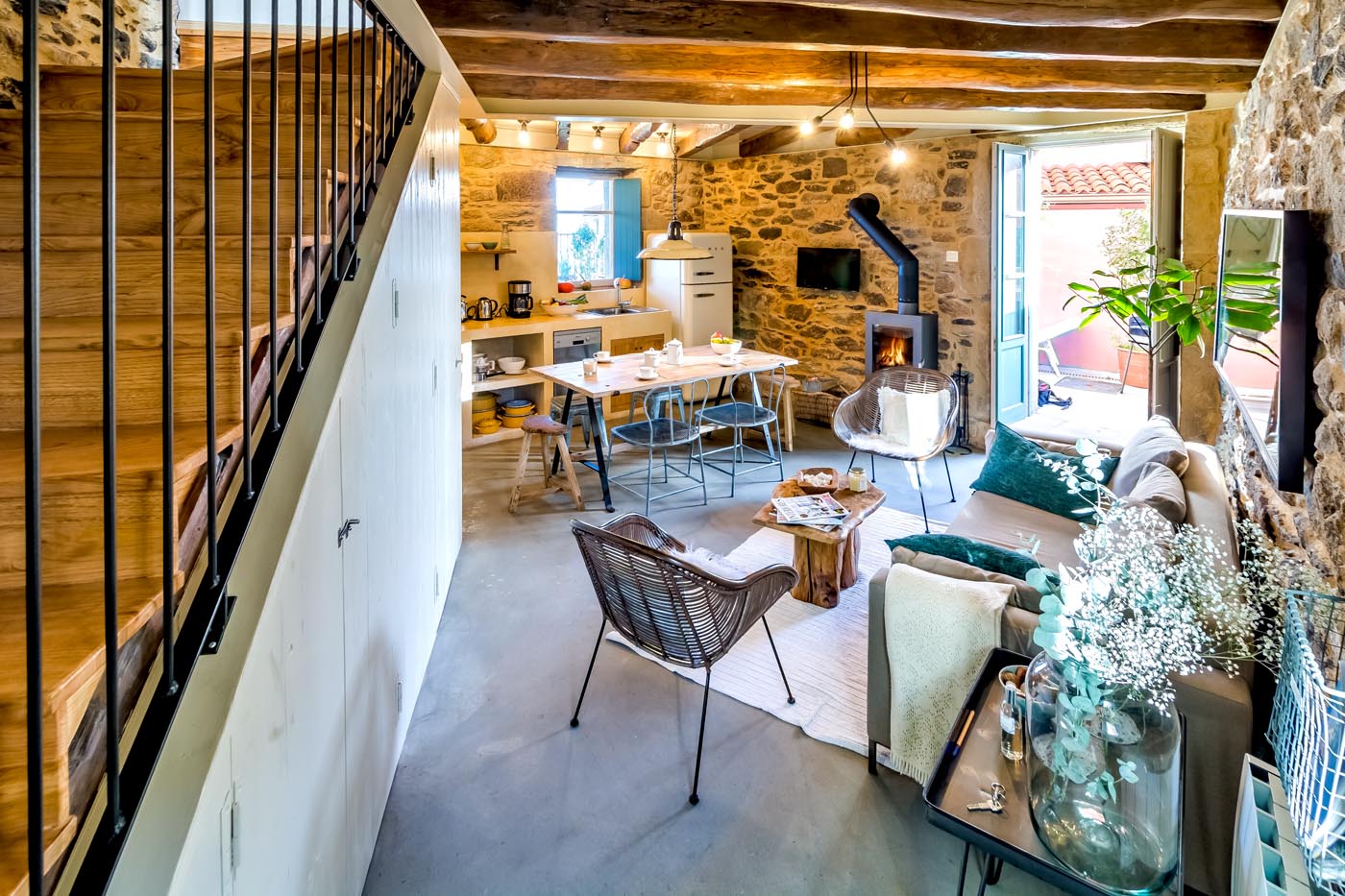 WC and washing machine are under the stairs!