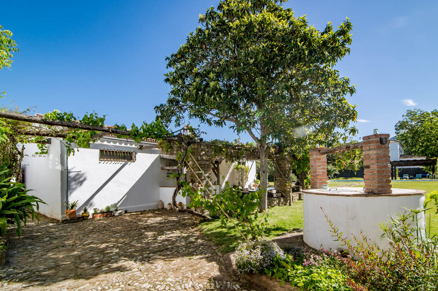 Entra a tu casa rural junto a un patio de piedra