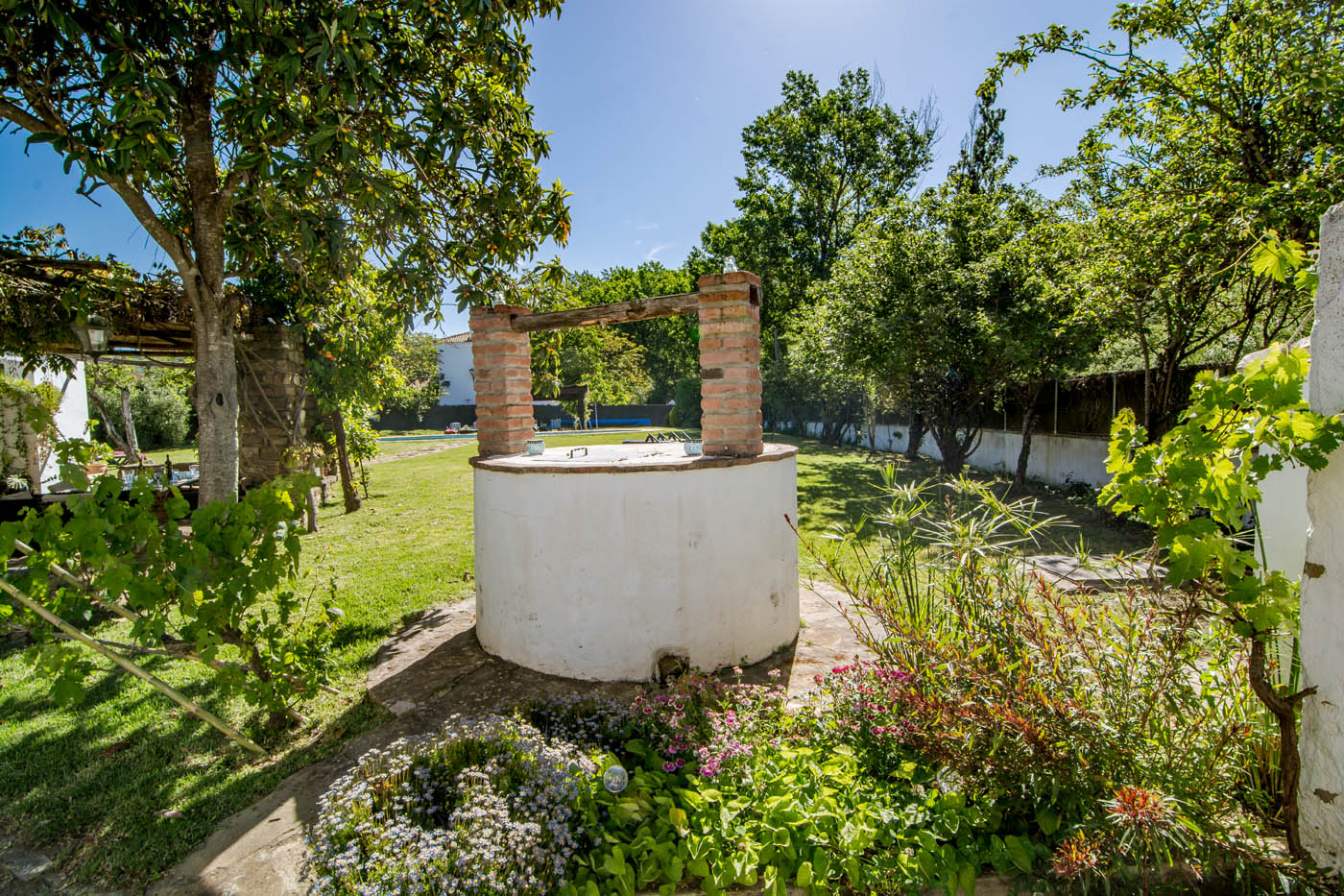 Jardines de flores con amplias zonas de césped