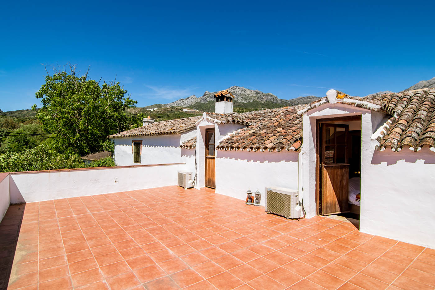 Primer piso terraza / solarium (amueblado de forma sencilla)