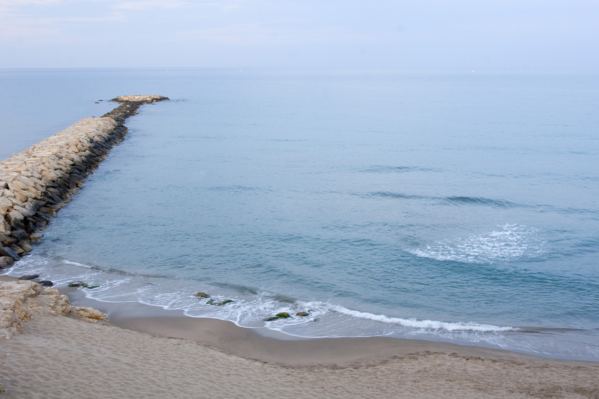 Fishing towns with beaches like San Marti del Pescador