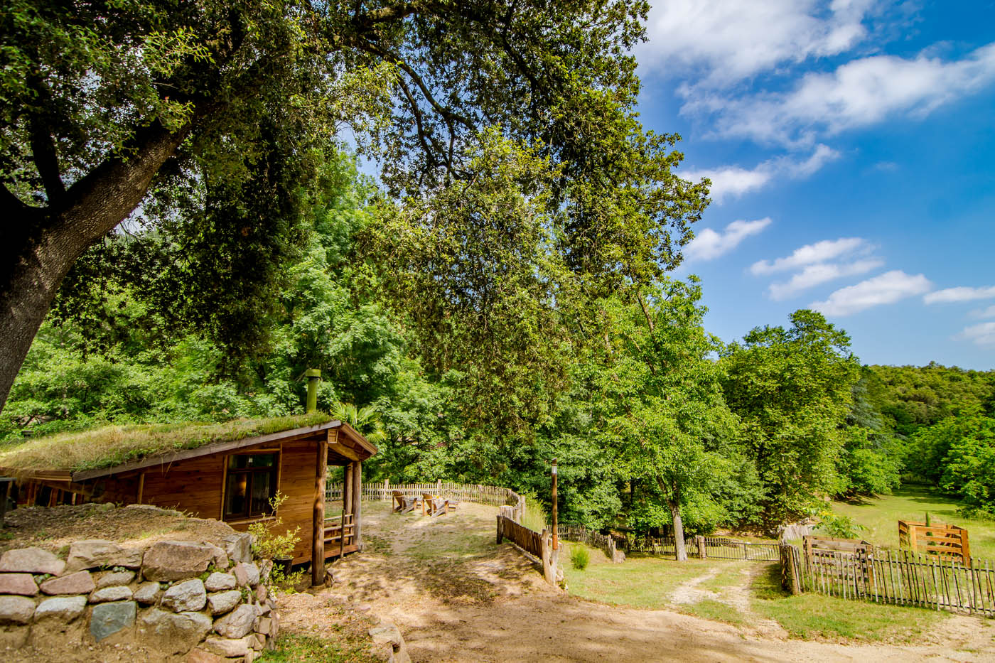 Su casita se encuentra en una ubicación privada, en una gran finca