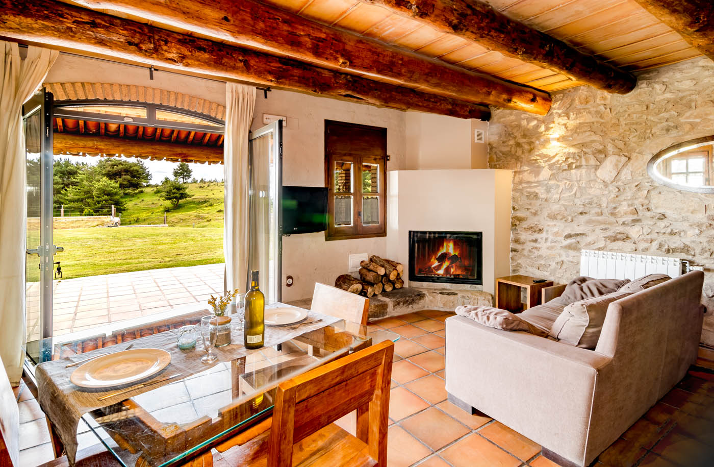 Planta baja con puertas que se abren al porche