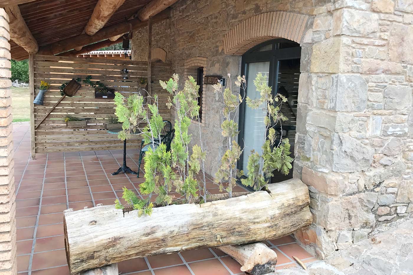 El porche tiene privacidad gracias al apartamento de al lado