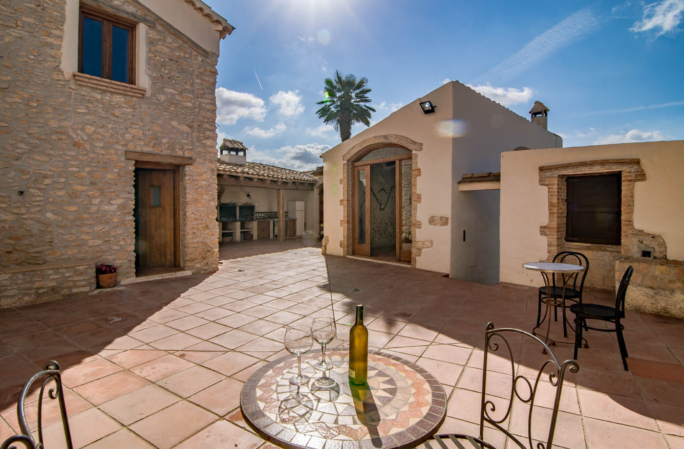 El patio principal conduce a la casa, la piscina y el comedor abierto 