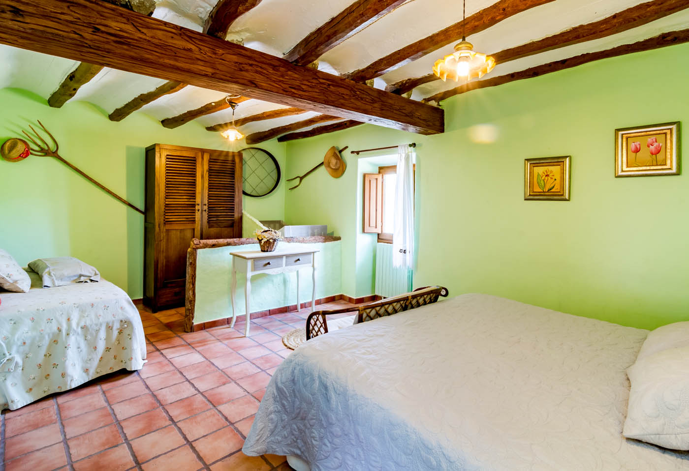 Habitación con cama doble y cama adicional 