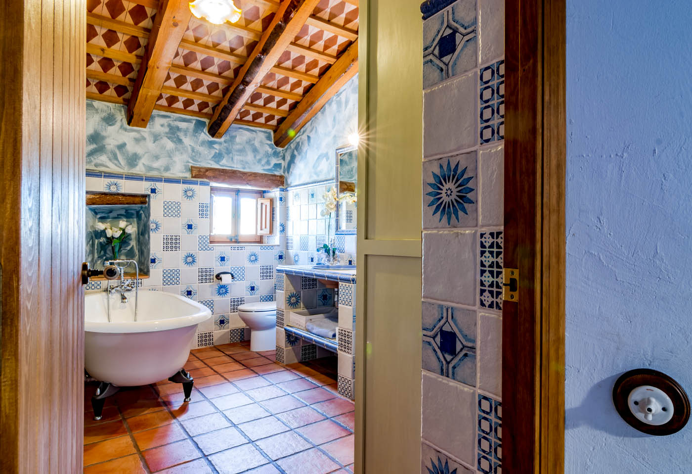 Dormitorio principal en suite; baño con bañera