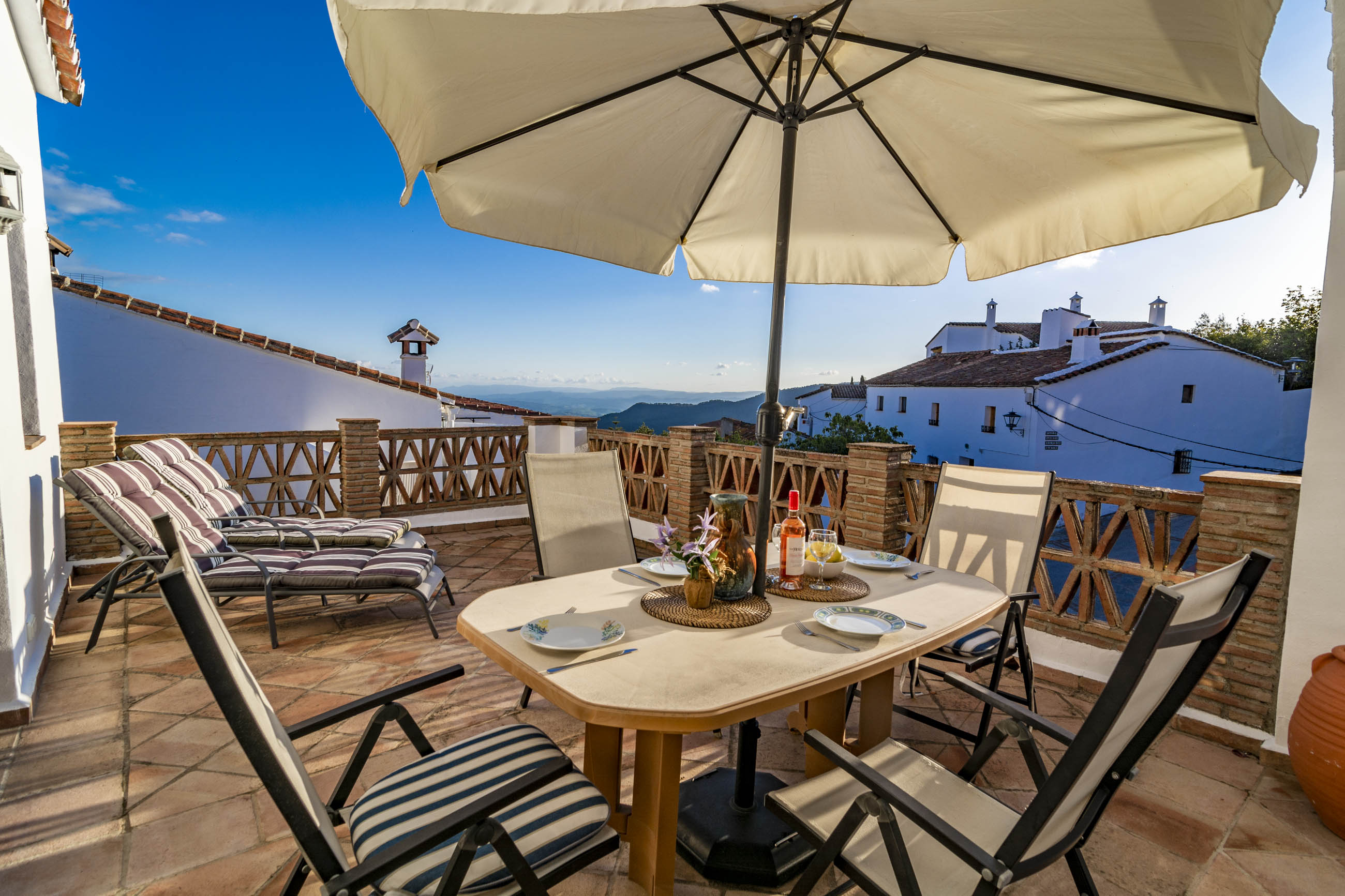 Encantadora terraza superior con excelentes vistas