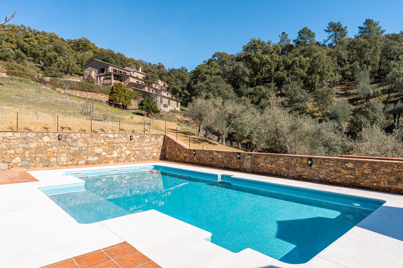 La piscina grande está vallada y a unos 80 metros