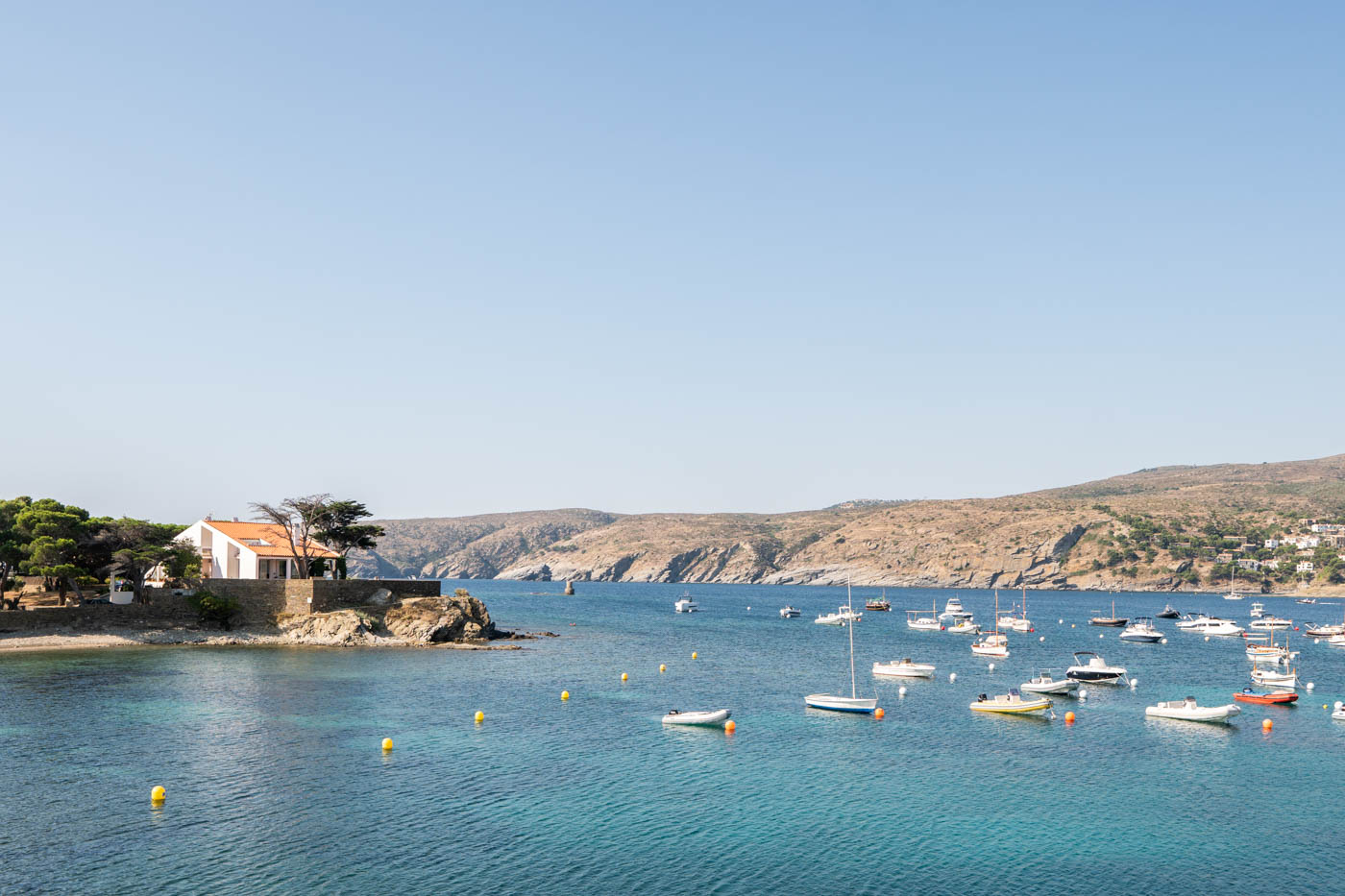 Casa con playa a su izquierda