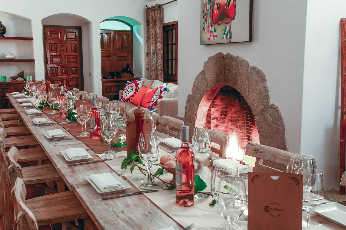 Comedor con la chimenea encendida