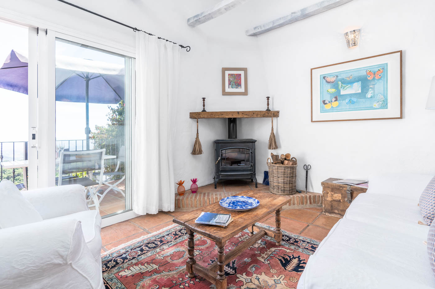 Salón con puertas que se abren a terrazas