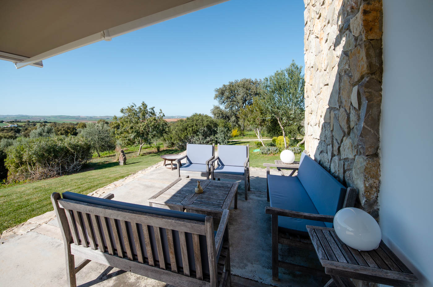 Zona de relax junto a mesa para cenar al aire libre