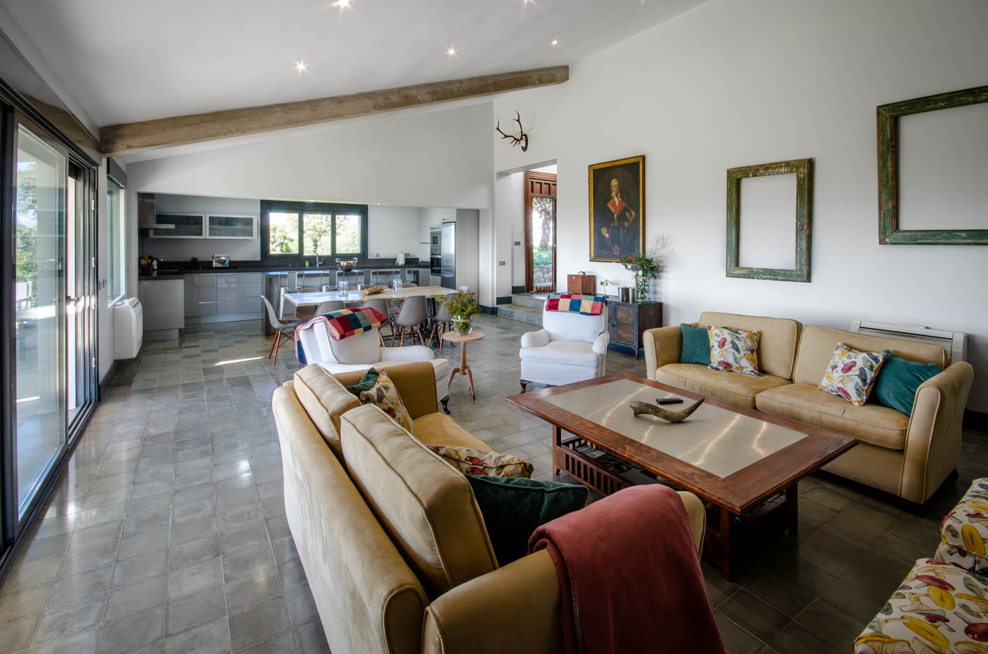 Salón / comedor con cocina al fondo