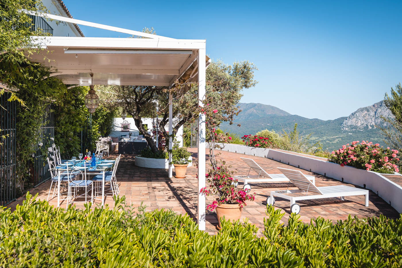 Terraza amueblada junto a casa y piscina