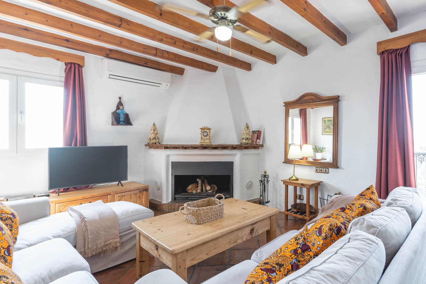 Chimenea, aire acondicionado y ventiladores de techo