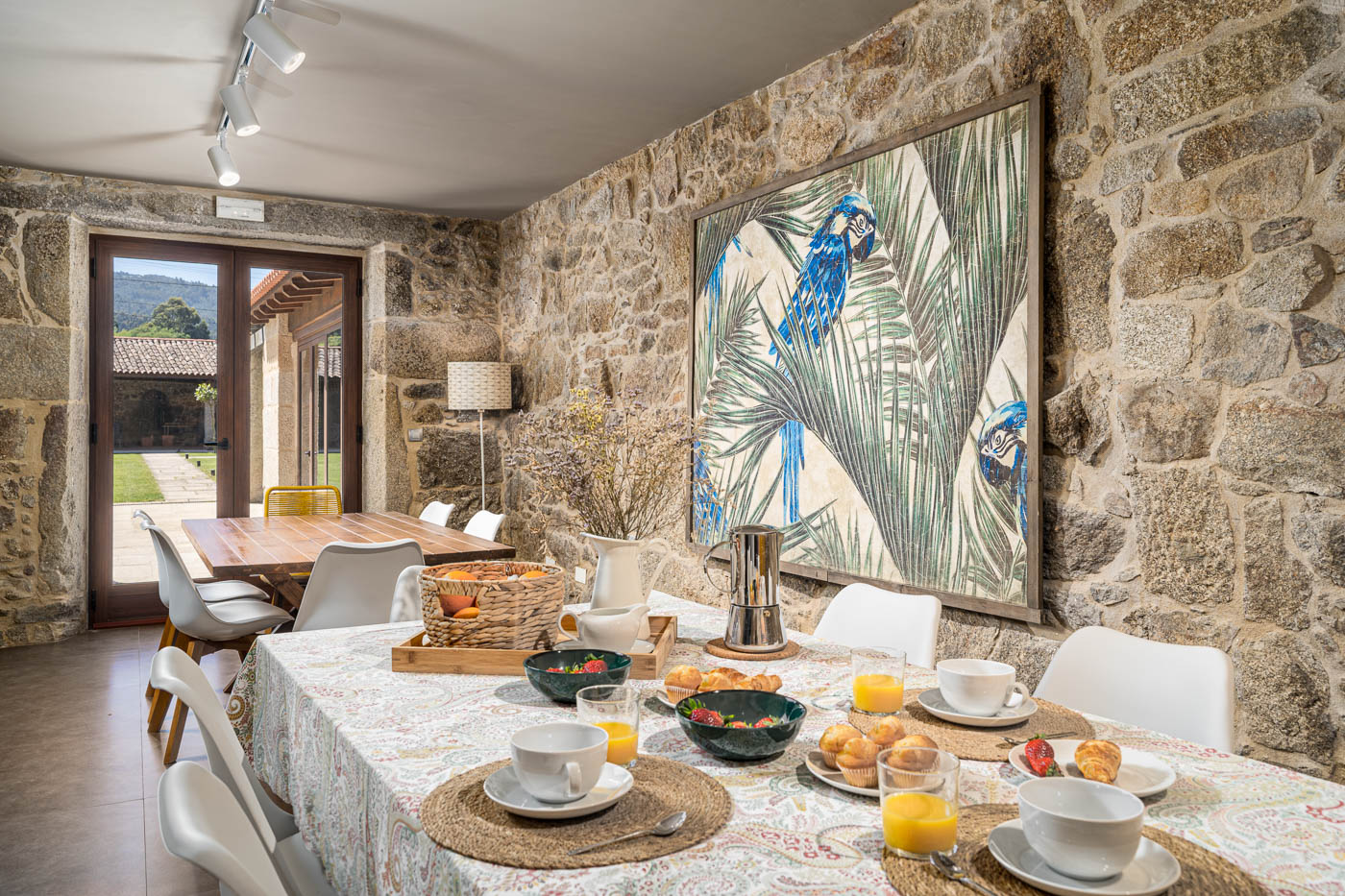 Comedor con salida a jardines