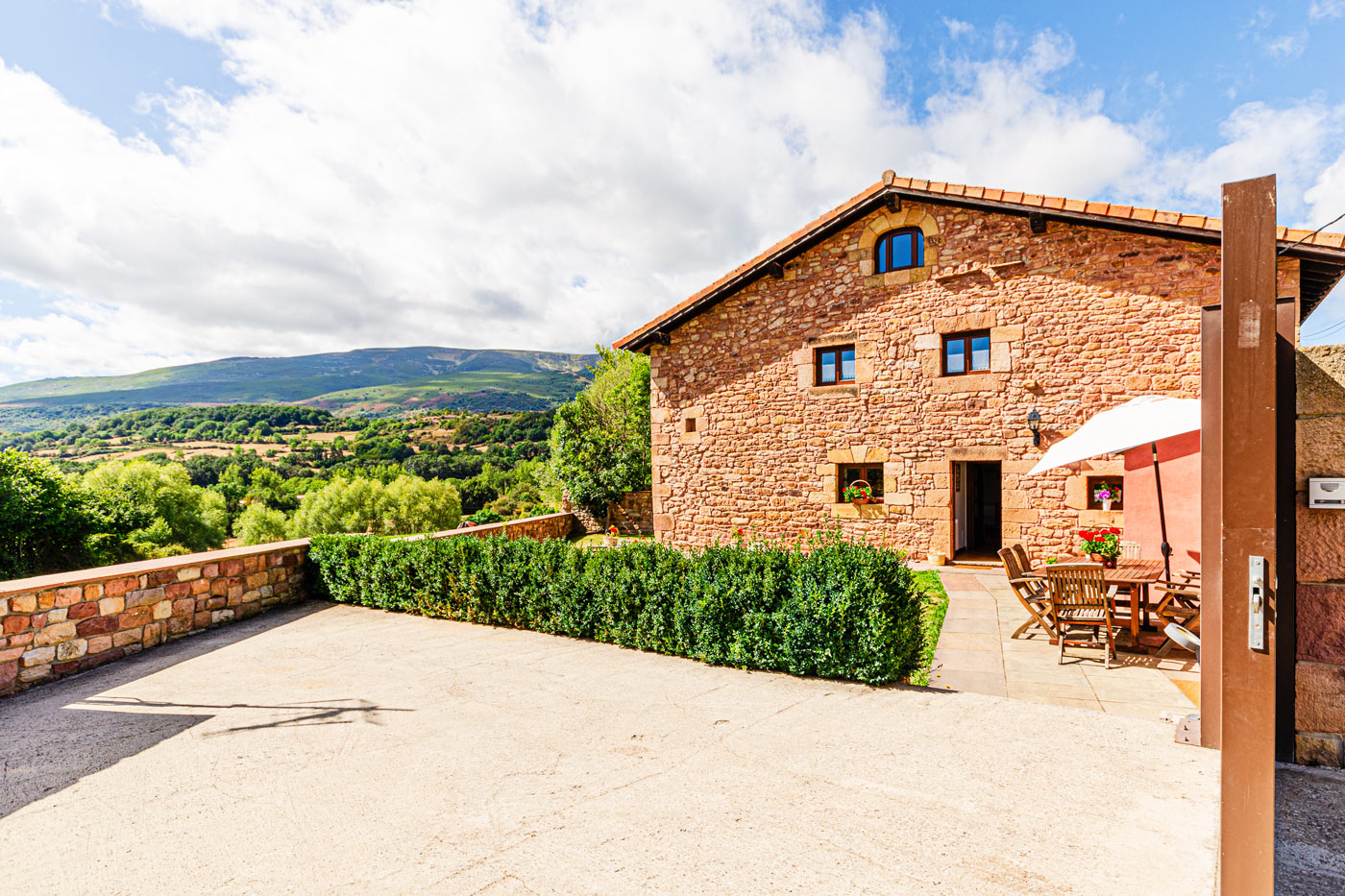 Since 2025 the terrace has a new pergola