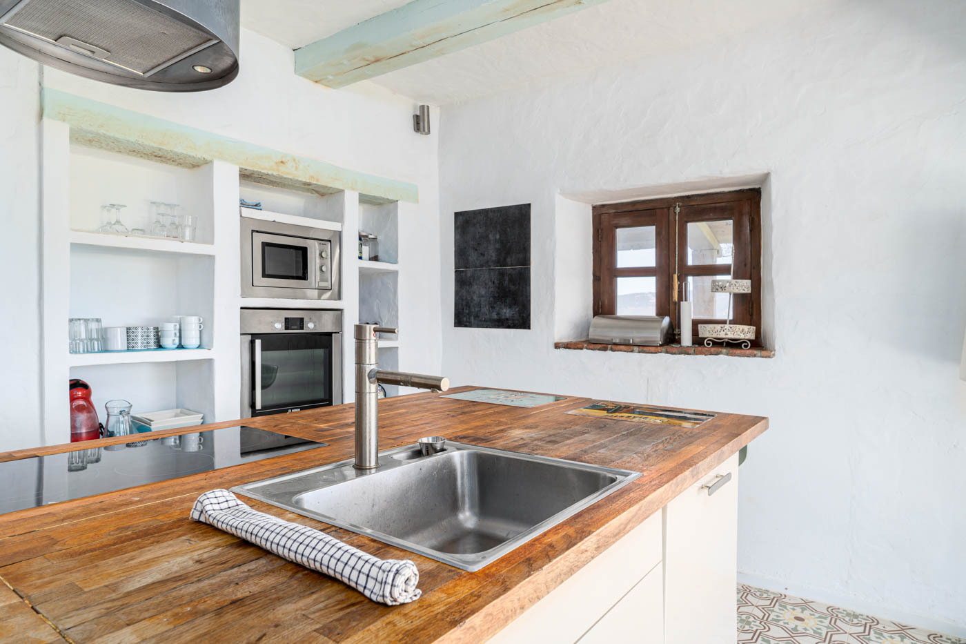 Kitchen with central island