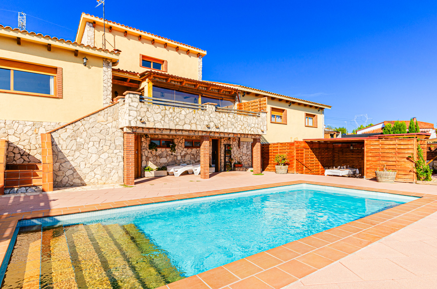 Un alojamiento con exteriores bien equipados