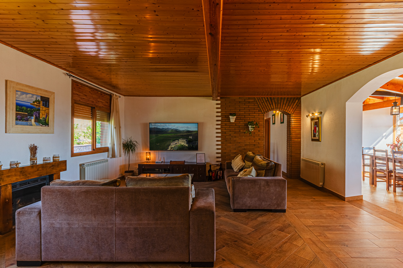 Amplio salón luminoso junto a terraza acristalada