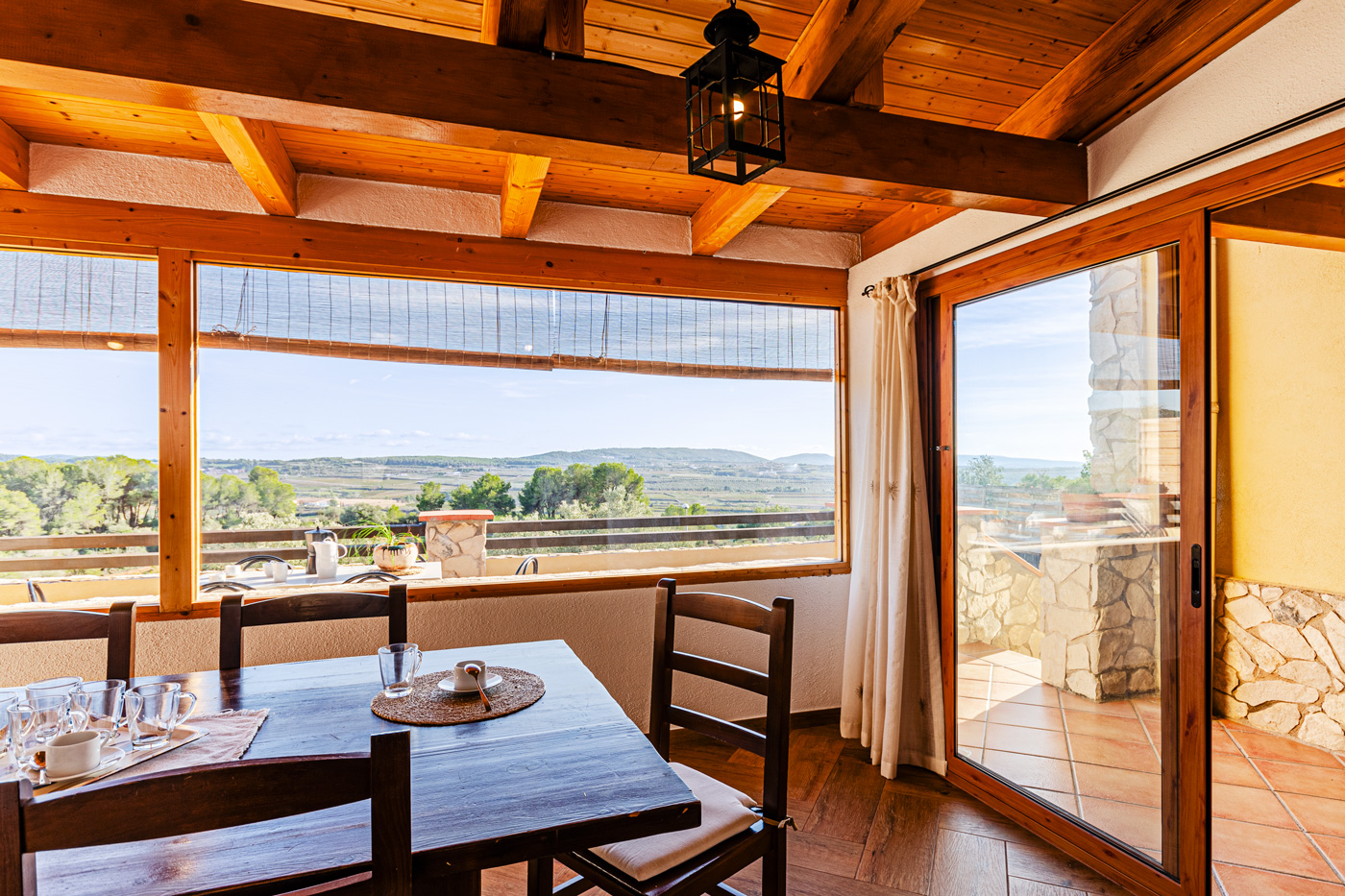 La cocina está al otro lado del comedor