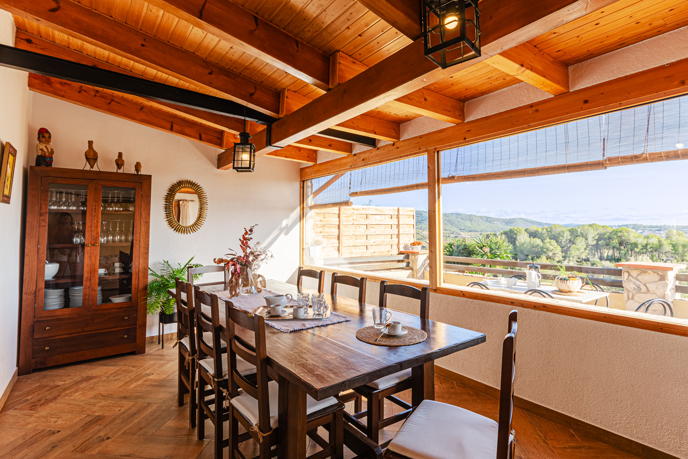 Comedor interior con acceso a terraza