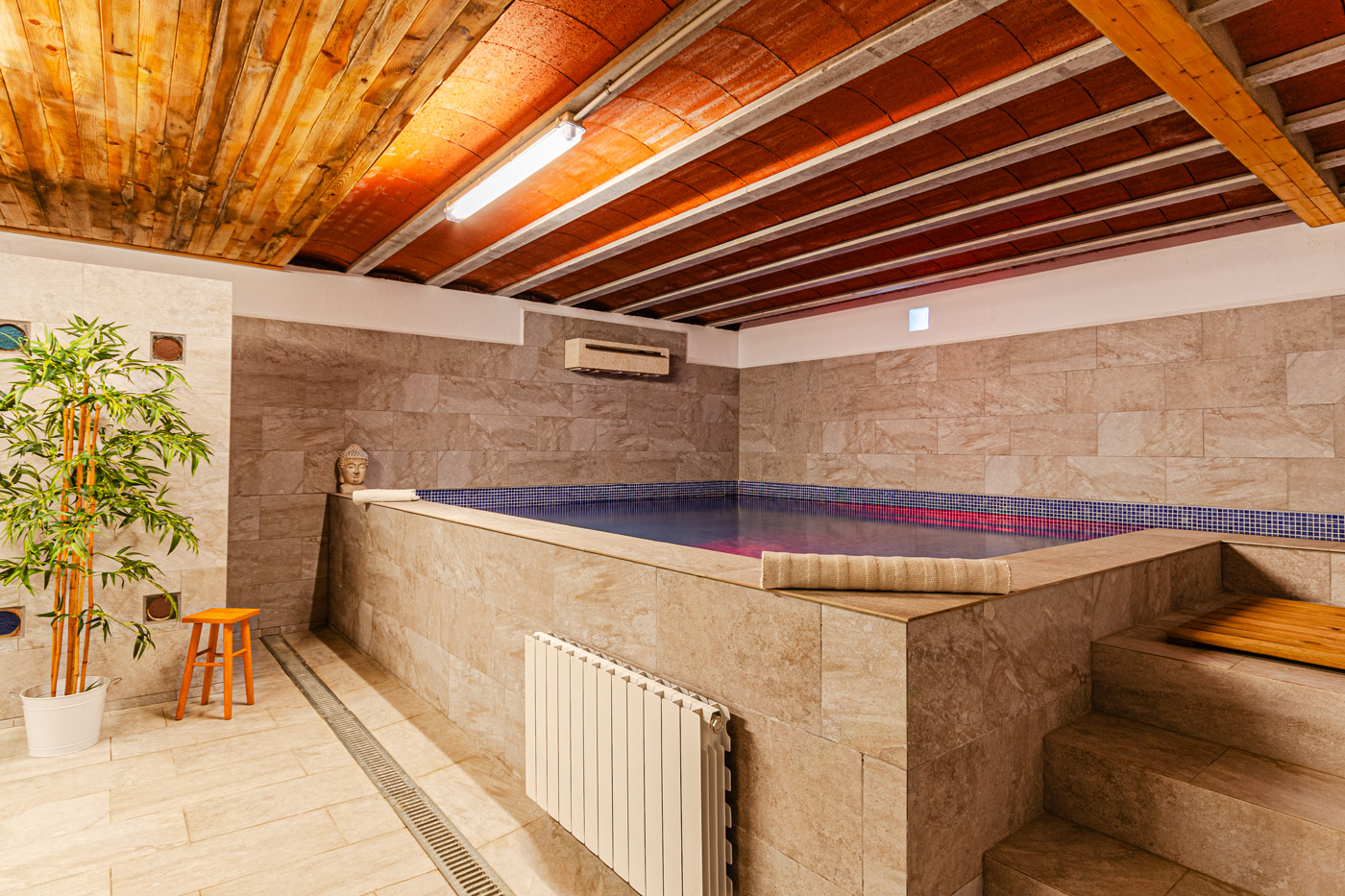 Piscina interior climatizada (planta inferior de la casa)