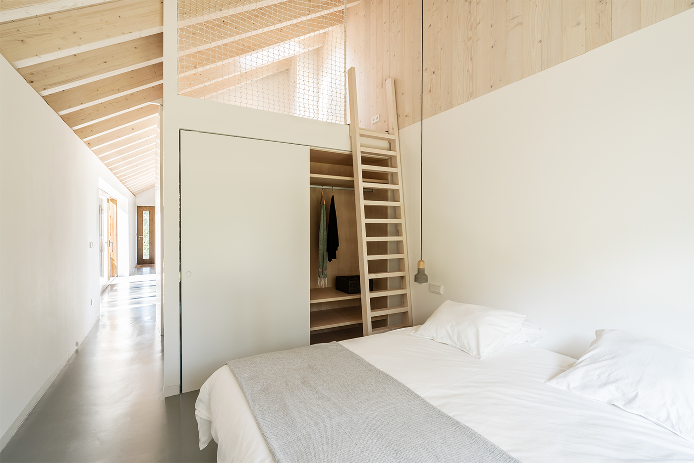 El altillo tiene escalera empinada, no ideal para niños más pequeños