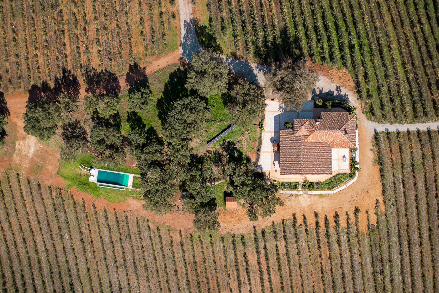 Villa y piscina vista desde arriba