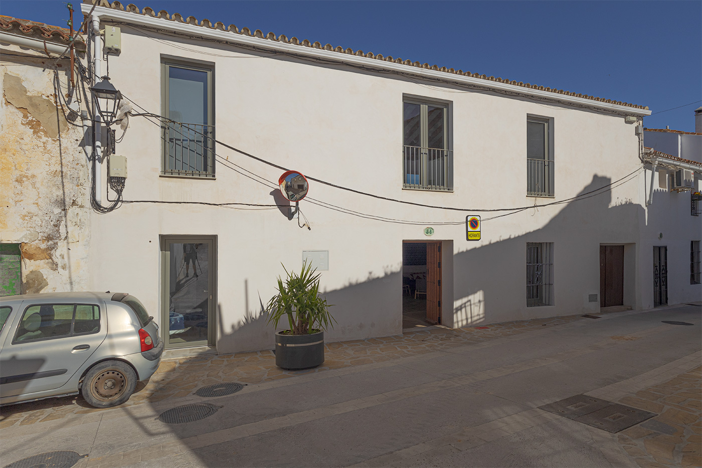 Puedes aparcar para descargar junto a la casa