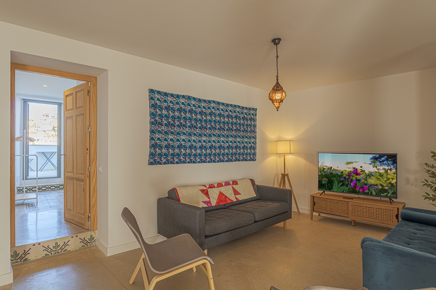 Sala de estar en nivel medio con acceso a dormitorio 3