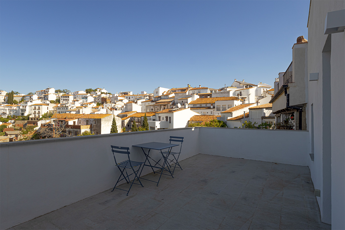 Amplia terraza en nivel medio