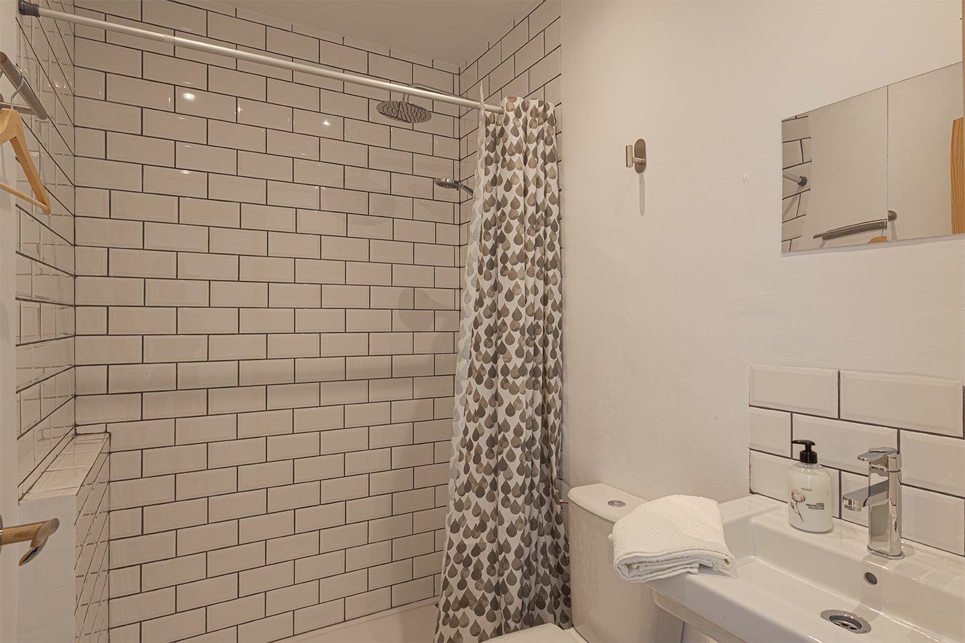 Baño con ducha de dormitorio 6