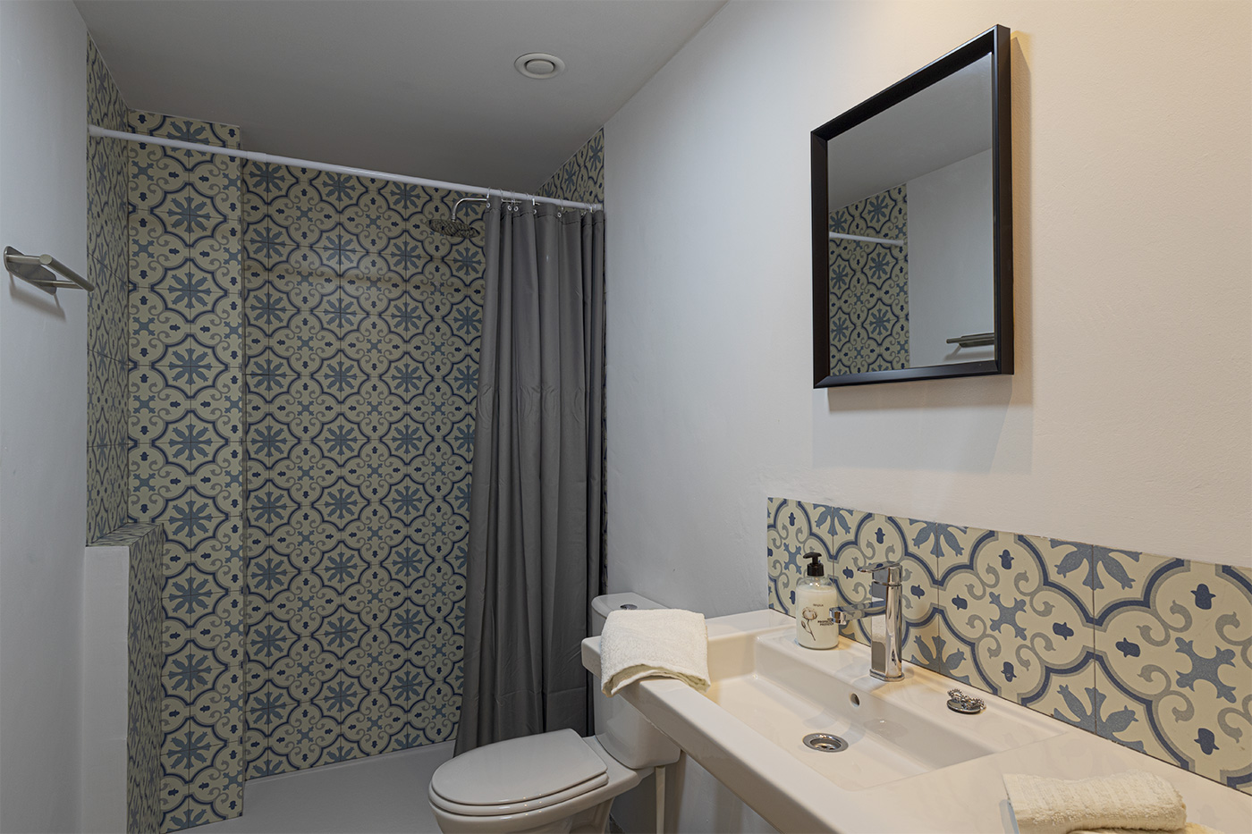 Baño con ducha en planta superior