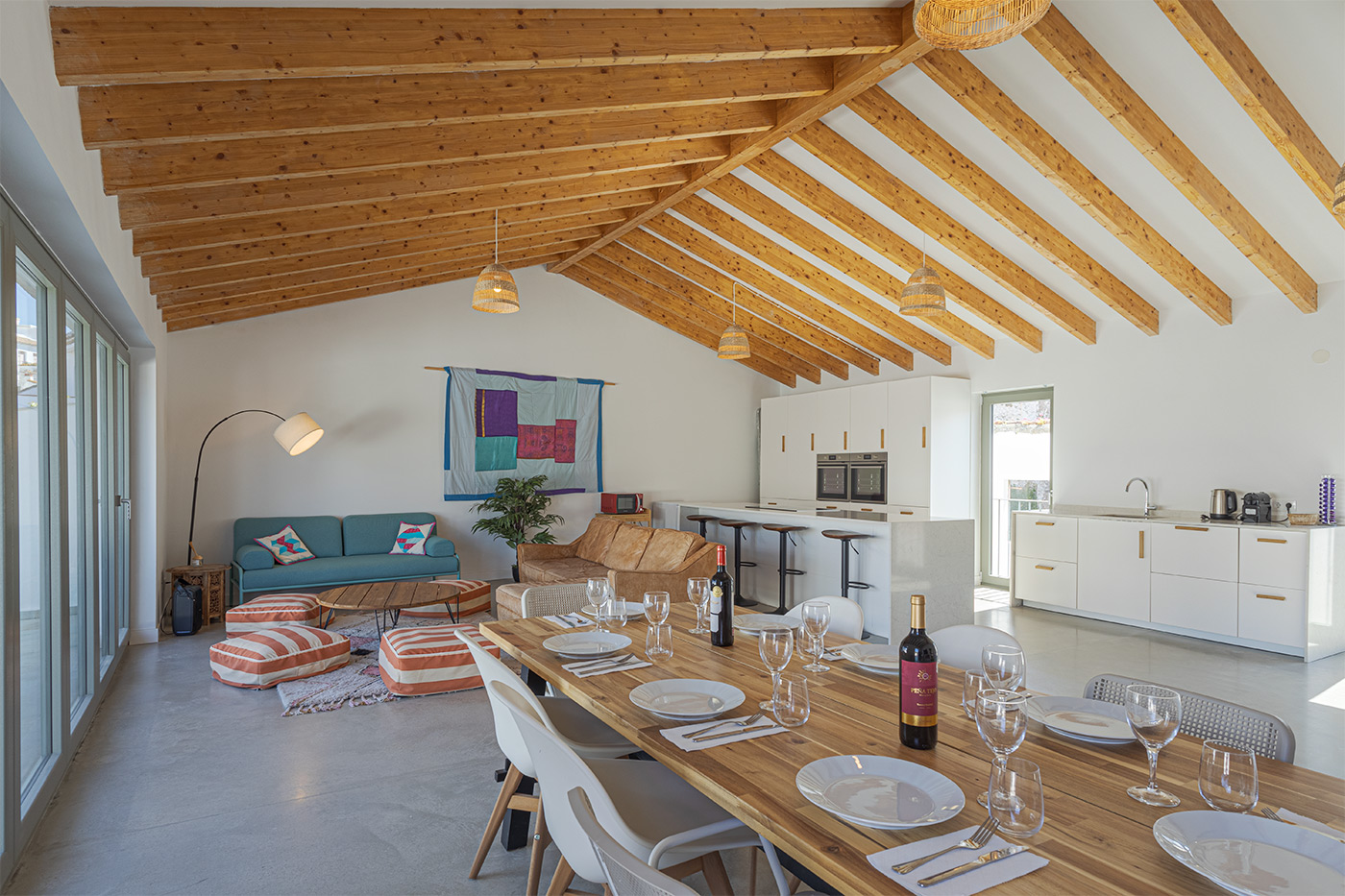 Sala amplia y luminosa