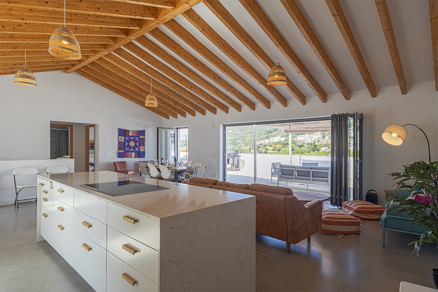 Amplia cocina con isla central