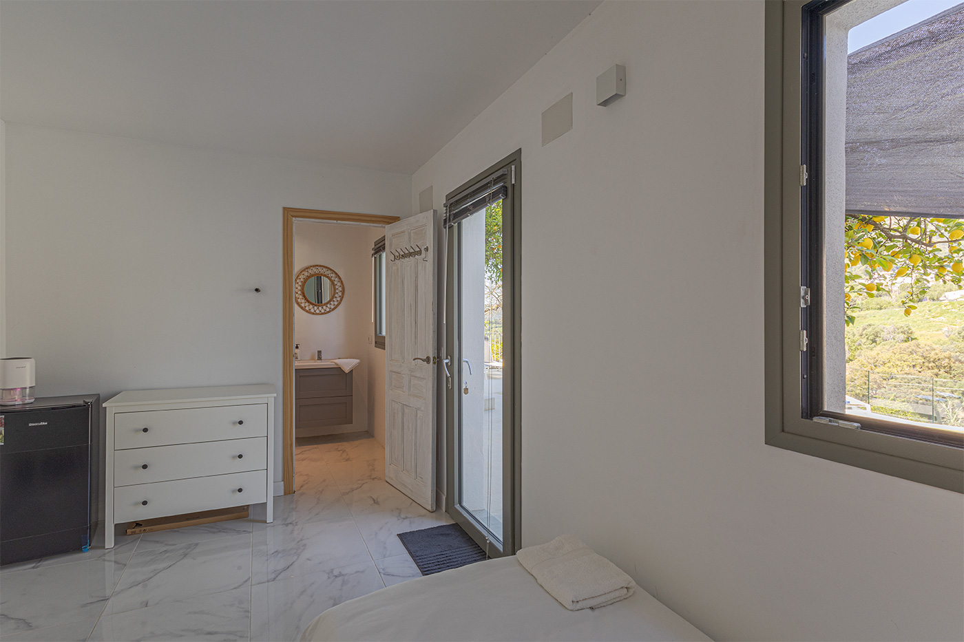 El dormitorio 8 tiene su baño y una pequeña nevera