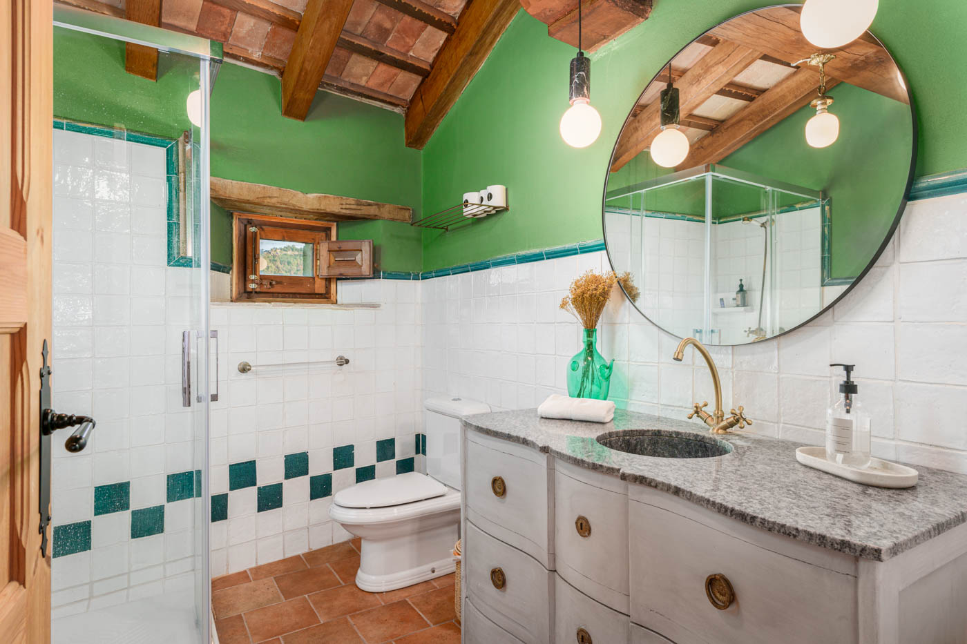 Baño en segunda planta junto sala multiusos