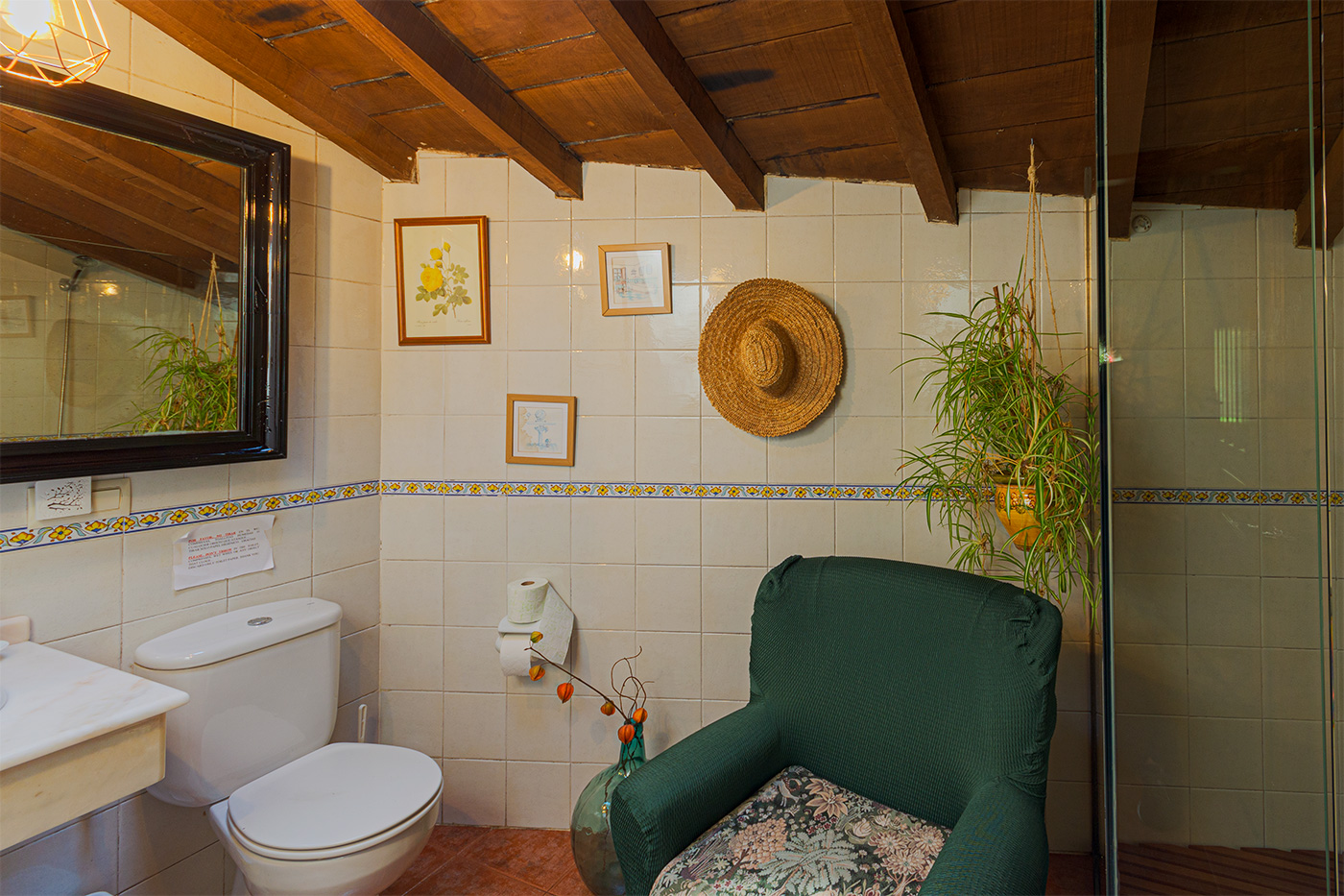 Bedroom 1 en suite facilities