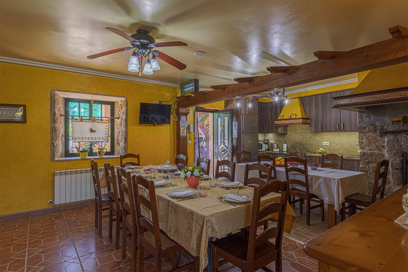 Amplia cocina con varias mesas mesas juntas