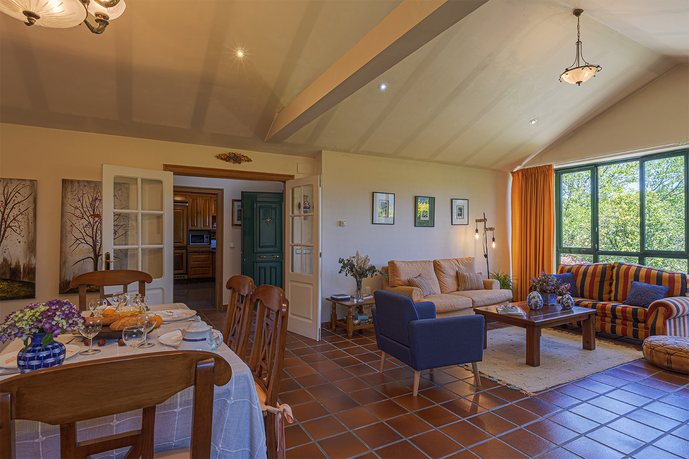 Salón/comedor y cocina detrás