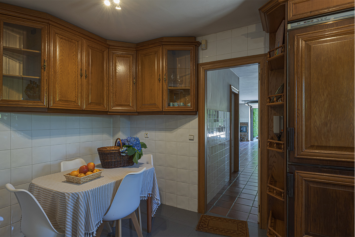 La cocina se comunica con garaje/sala de juegos