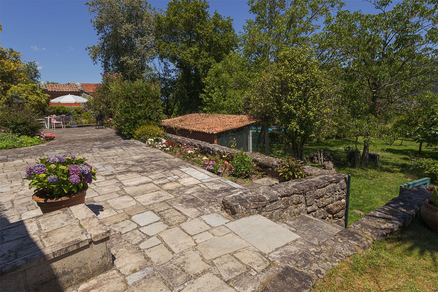 Escalera de bajada a los jardines y piscina