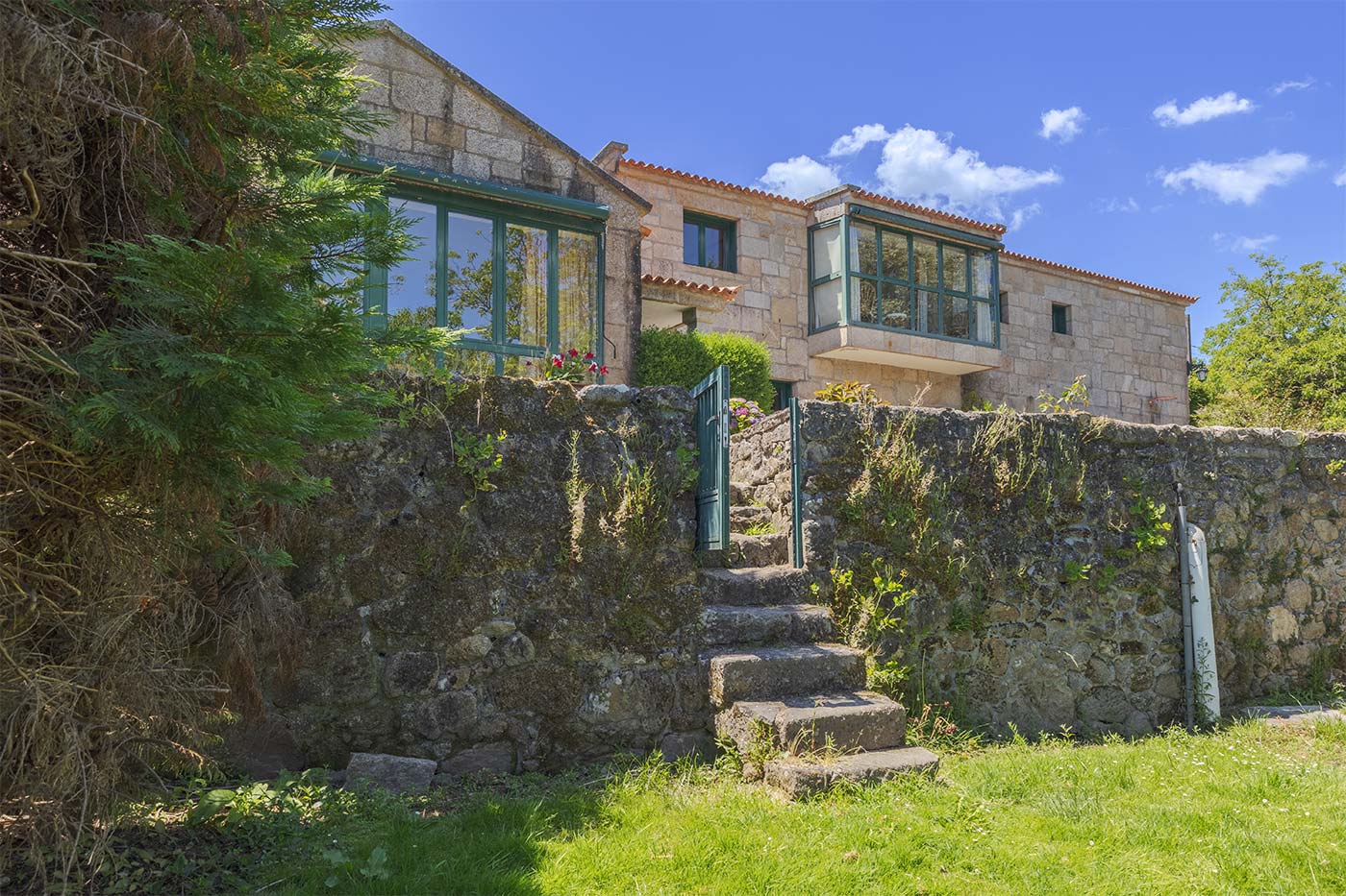 Escaleras de acceso a los jardines y piscina. 