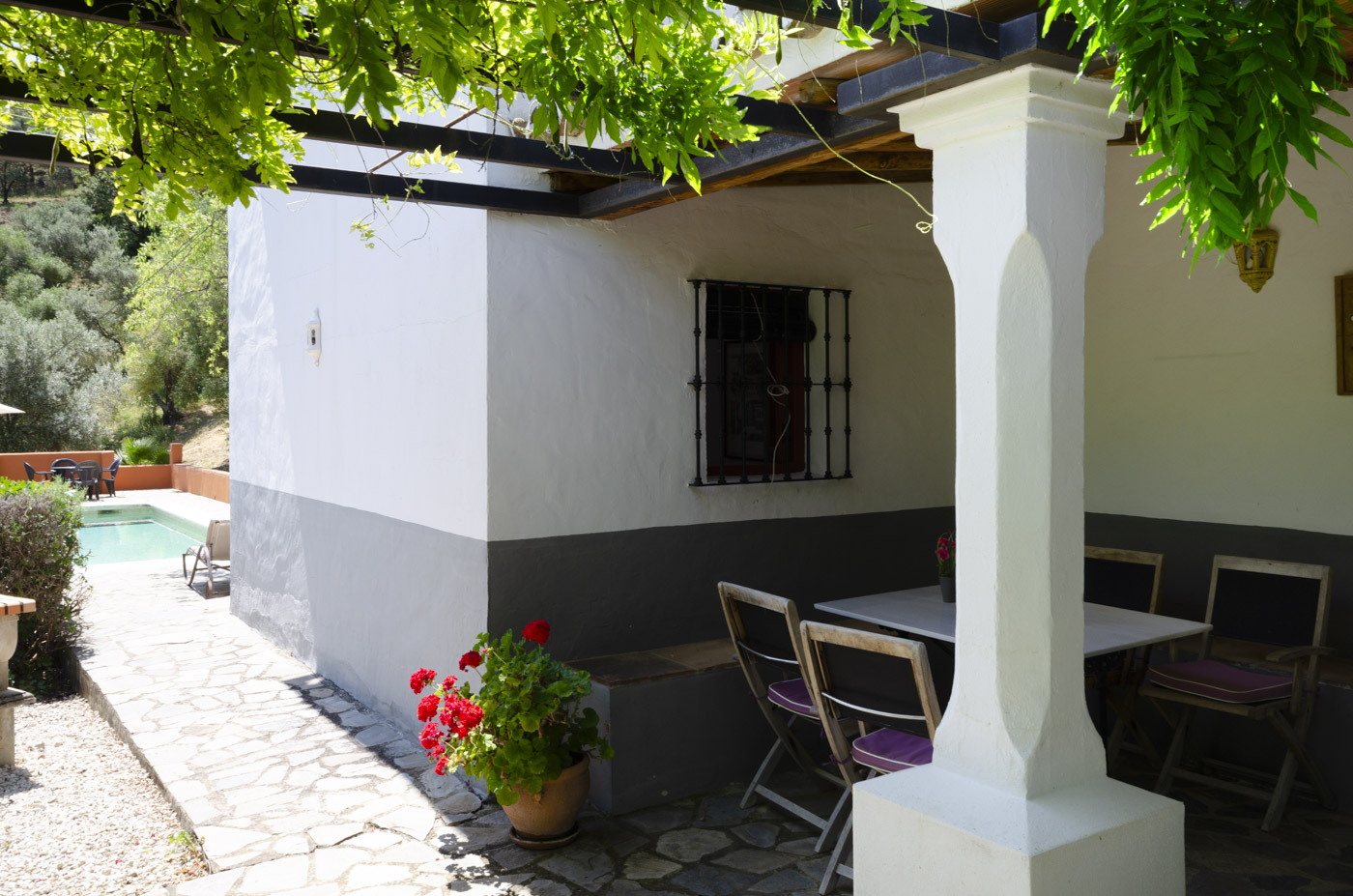 Oudoor dining area with pool a few metres away