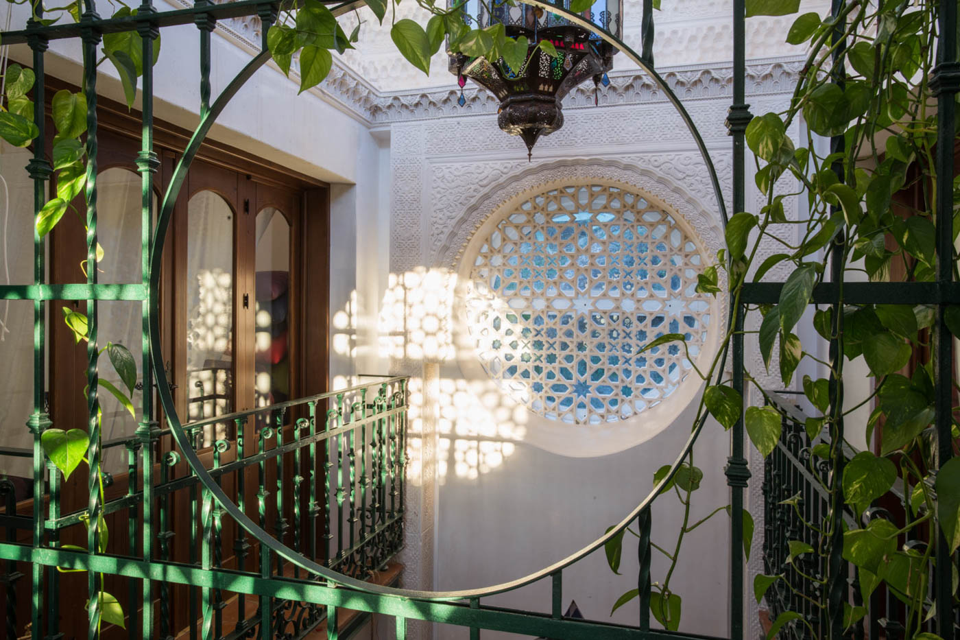 Dentro, las dos plantas se distribuyen alrededor de patio morisco