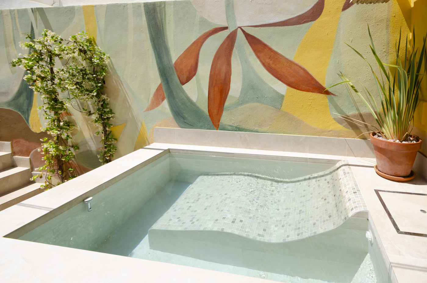 Tumbona de obra en el interior de la mini piscina