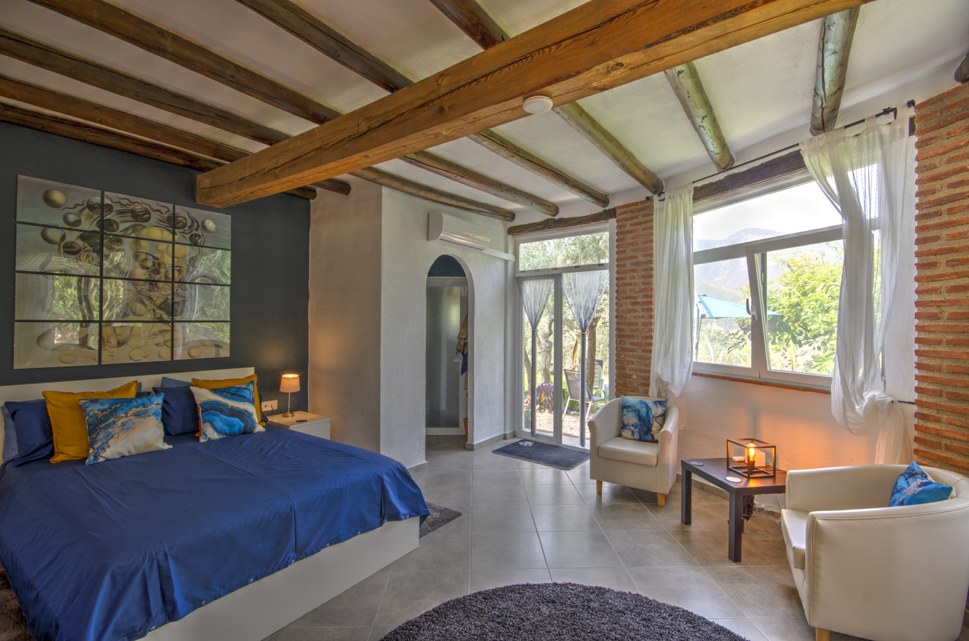 Direct access to private gardens and furnished terrace 